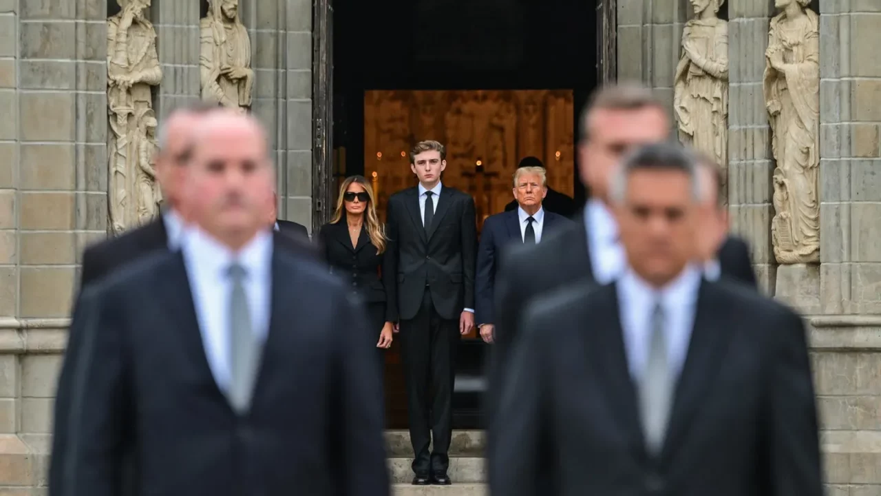 Cómo Barron Trump pudo haber ganado 40 mdd con la empresa de criptomonedas de su padre