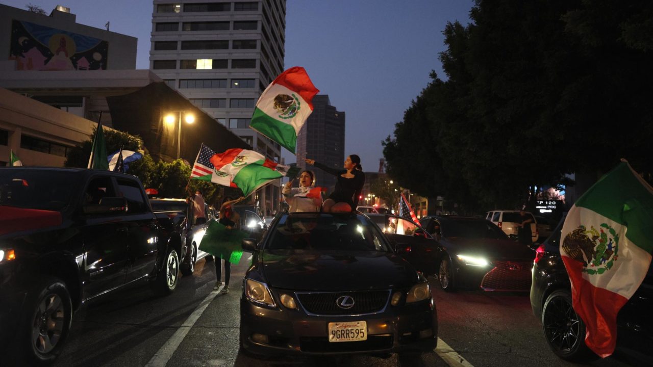 Manifestantes en Los Ángeles contra tropas y redadas: ‘Están enfureciendo más a la gente’