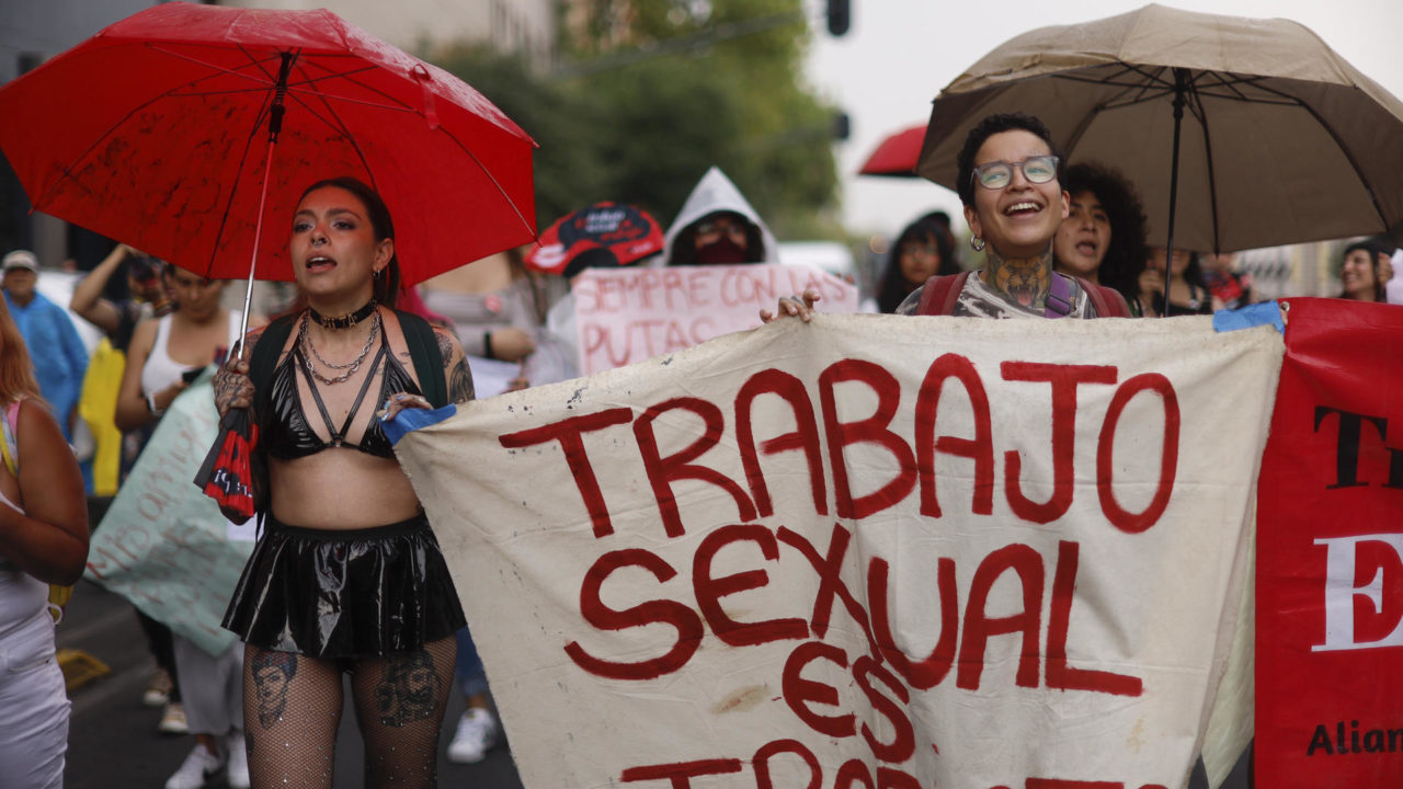 Trabajadoras sexuales marchan en CDMX para exigir seguridad social y derechos