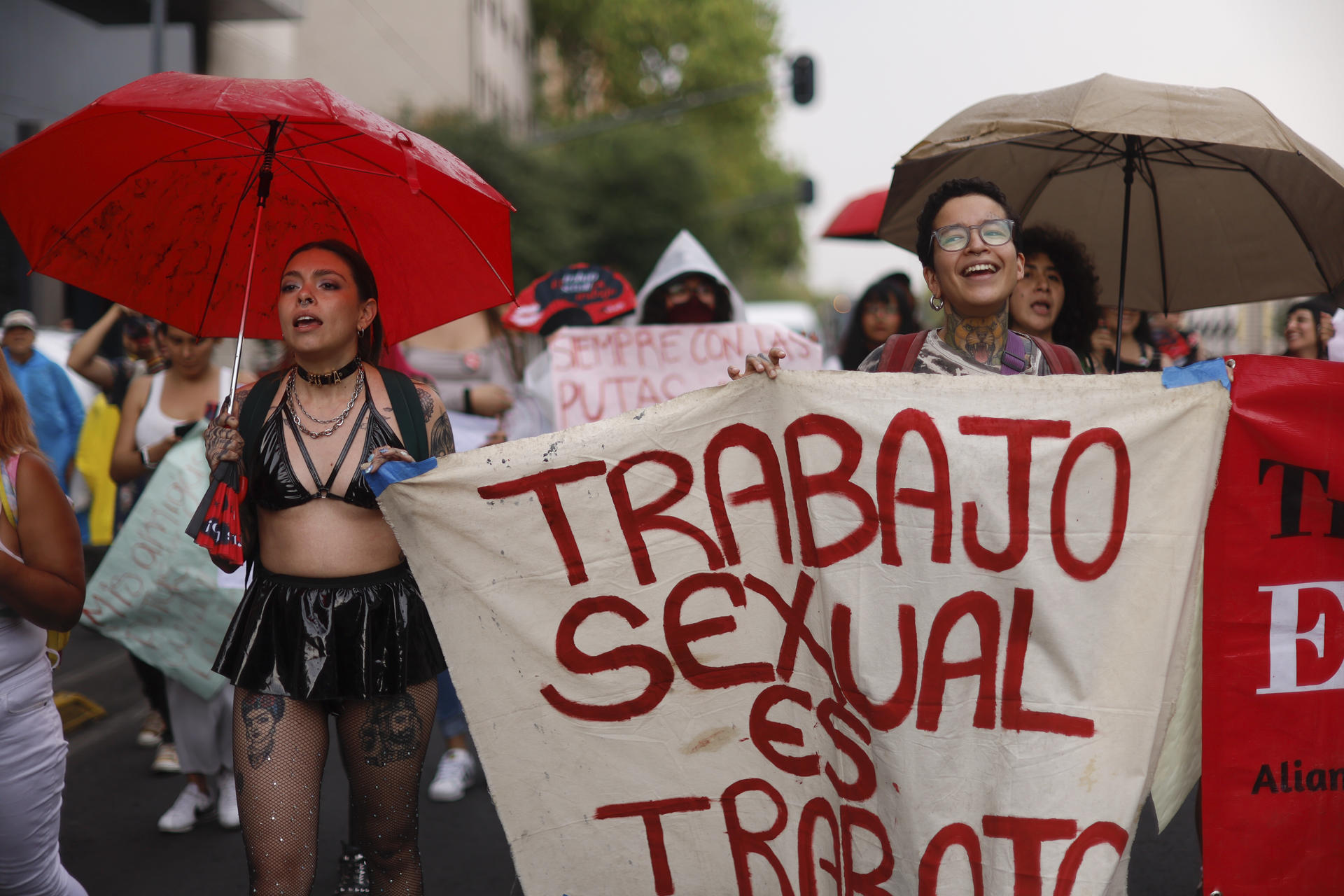 Trabajadoras sexuales marchan en CDMX para exigir seguridad social y derechos