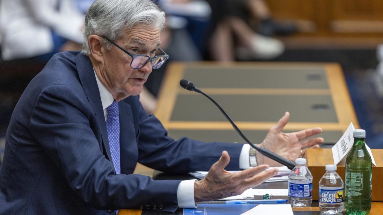 Powell, citando el riesgo de empleos, abre la puerta a los recortes, pero no se compromete