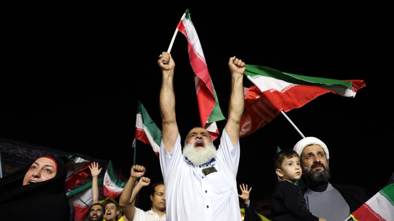 Los iraníes celebran el alto el fuego pero temen por su futuro