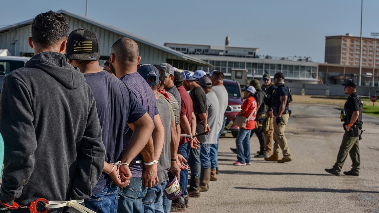 EU mantiene detenidos a 73,000 migrantes, la cifra más alta de la historia: CBS News