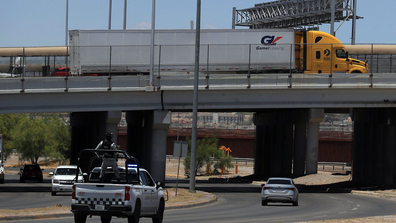 Empresas en Ciudad Juárez capacitan con inglés a camioneros que cruzan la frontera tras decreto de Trump