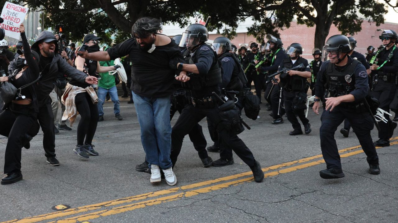 Gobernadores demócratas apoyan la seguridad fronteriza, pero rechazan ‘abusos’ de Trump contra inmigrantes