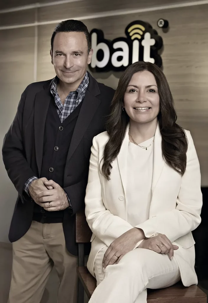 Beatriz Núñez, vicepresidenta senior de Crecimiento de Walmart de México y Centroamérica, y Gabriel Cejudo, director de Bait. Foto: © Pedro Flores/ Forbes México