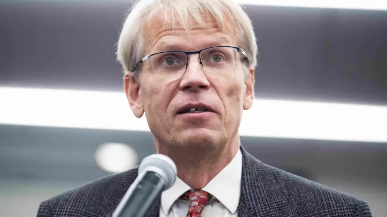 Nuevo asesor de vacunas de Kennedy fue testigo contra vacuna de Merck para prevención del cáncer