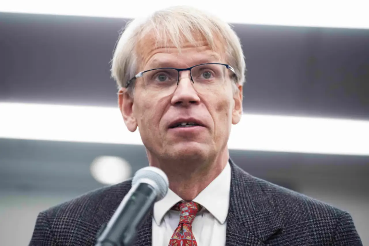 Nuevo asesor de vacunas de Kennedy fue testigo contra vacuna de Merck para prevención del cáncer