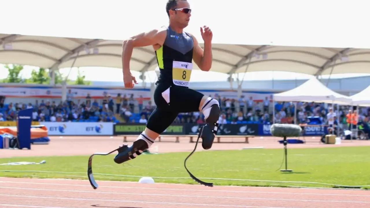 Oscar Pistorius compite en triatlón 12 años después de asesinar a su novia