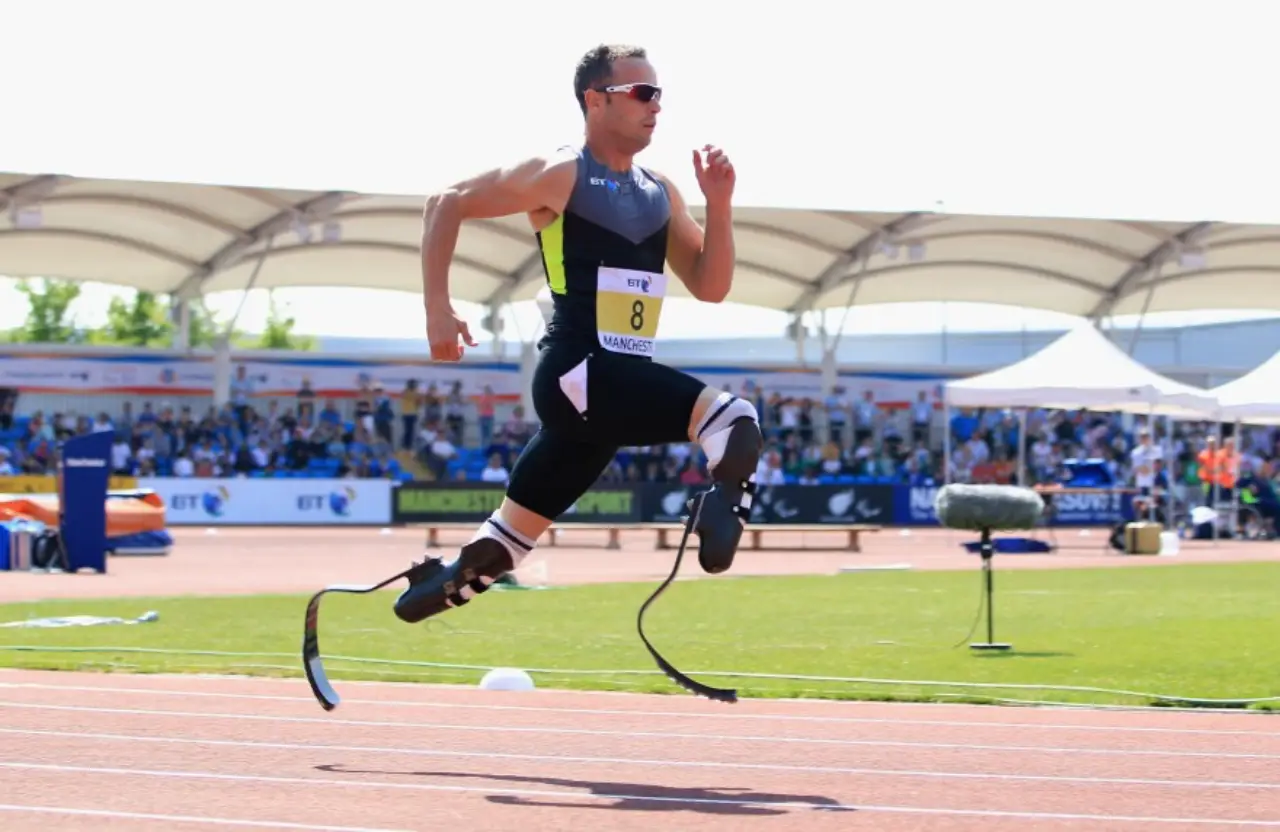 Oscar Pistorius compite en triatlón 12 años después de asesinar a su novia