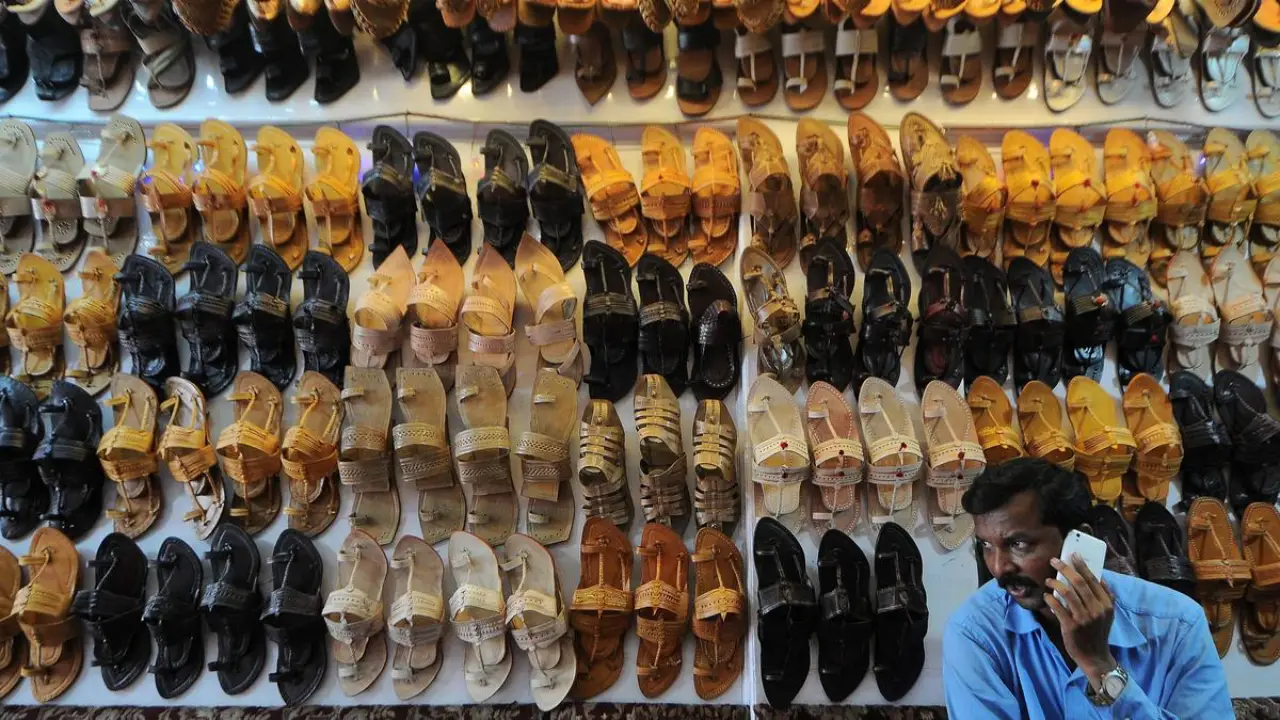 Prada reconoce influencia india en nuevo diseño de sandalias tras críticas por apropiación cultural