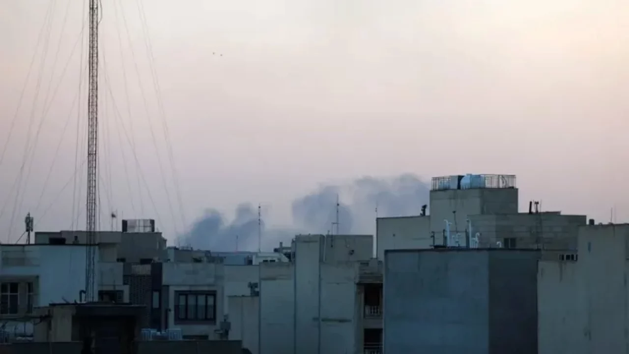 Israel bombardea instalaciones nucleares mientras Irán ataca hospital en medio de una guerra que se intensifica