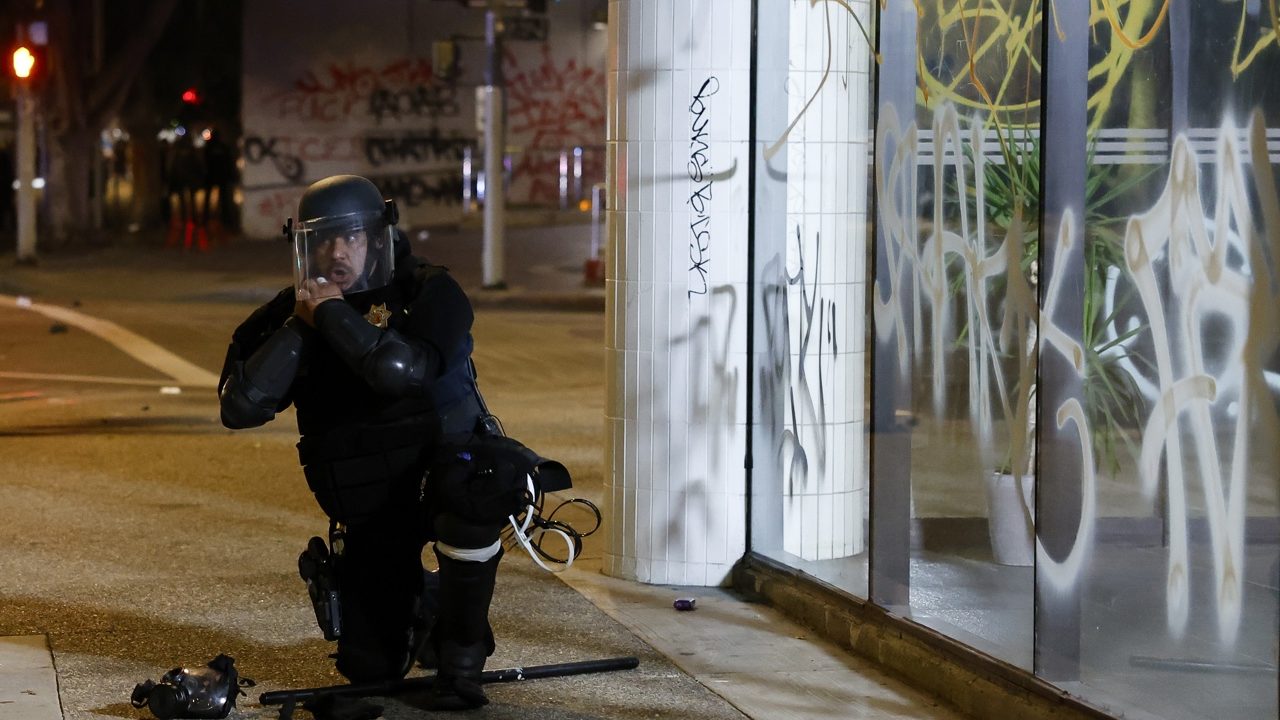 Marines llegan a Los Ángeles, mientras persisten las protestas