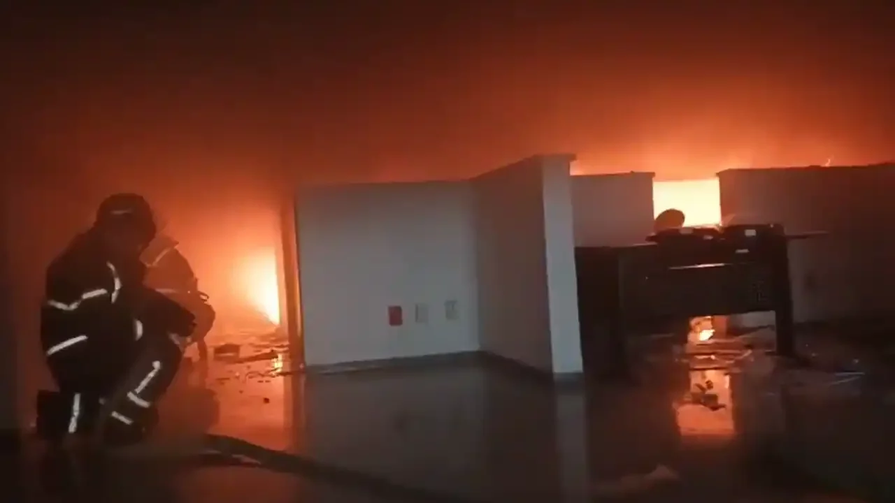 Presuntos maestros disidentes prende fuego en edificio de la SNTE