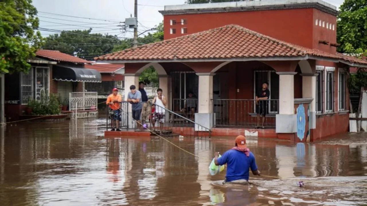 Autoridades confirman un muerto y daños materiales por paso de Erick en Oaxaca y Guerrero