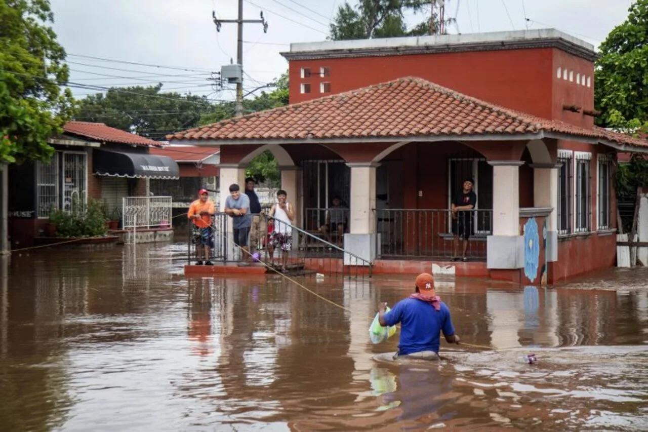 Autoridades confirman un muerto y daños materiales por paso de Erick en Oaxaca y Guerrero