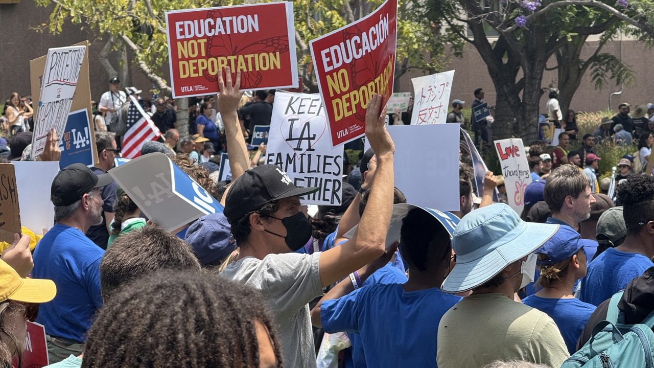Cuatro claves de las protestas contra las redadas migratorias de Los Ángeles