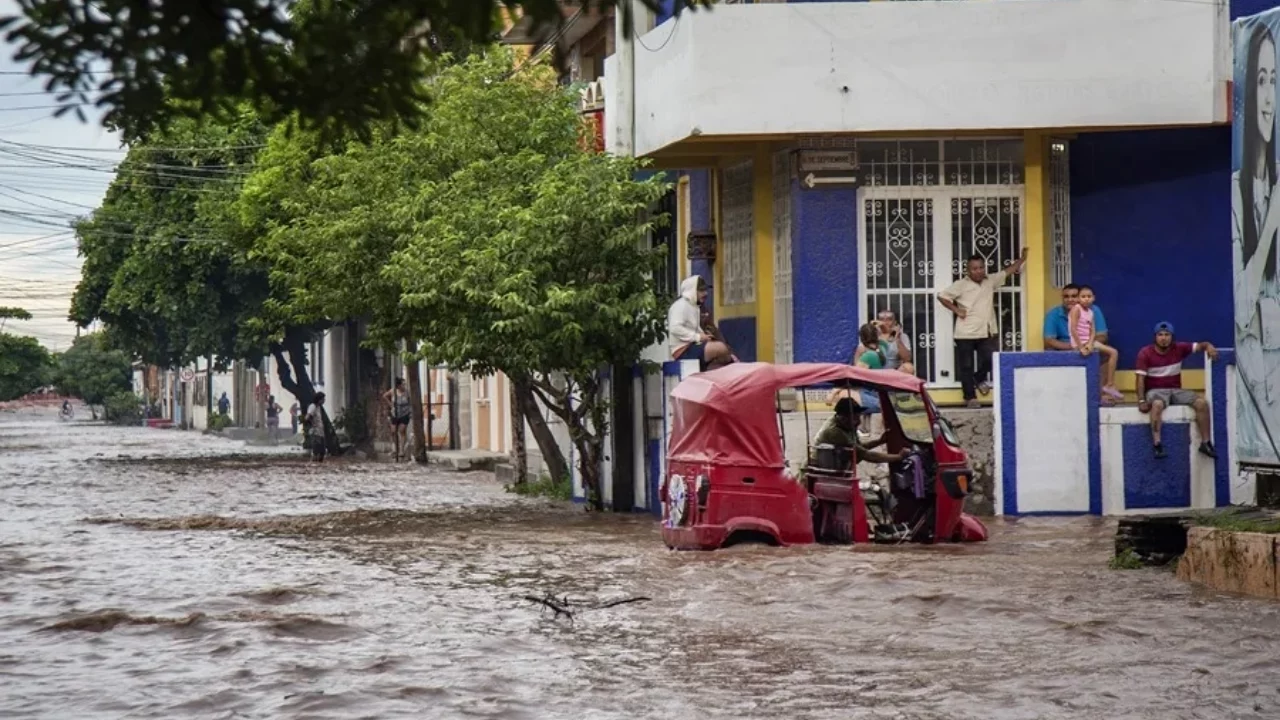 Huracán Erick deja más de 26,000 viviendas y cerca de 300 escuelas afectadas en Oaxaca y Guerrero