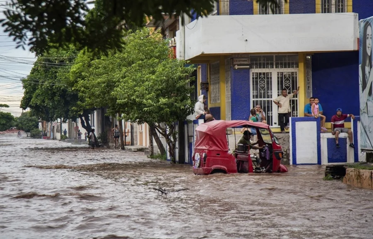 Huracán Erick deja más de 26,000 viviendas y cerca de 300 escuelas afectadas en Oaxaca y Guerrero