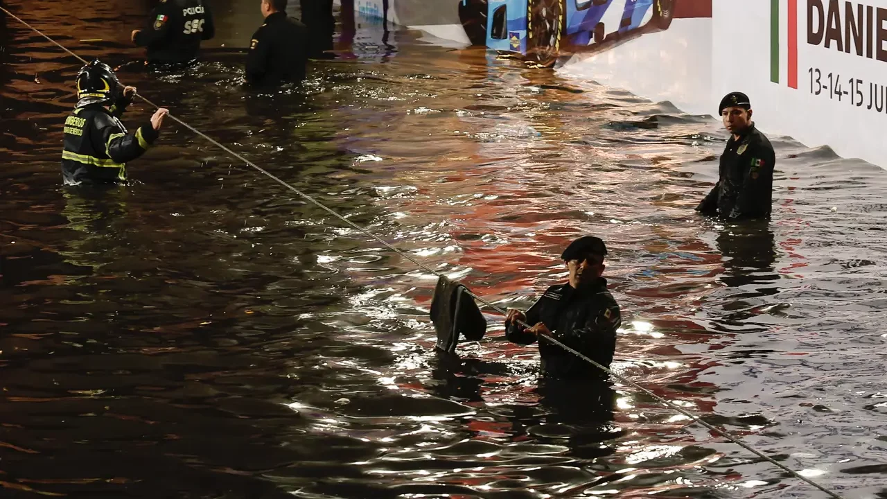 Lluvias intensas en CDMX causan inundaciones y afectan operación en el AICM