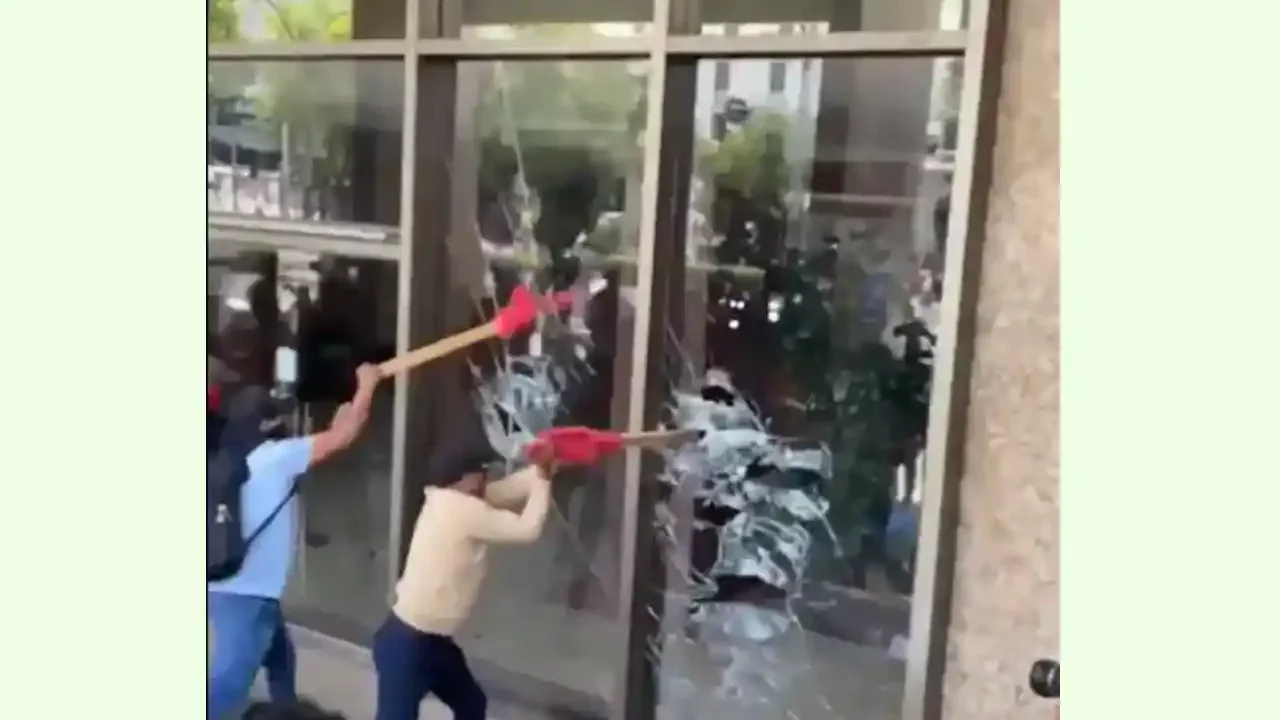 Presuntos maestros disidentes vandalizan edificio de la Secretaría del Bienestar