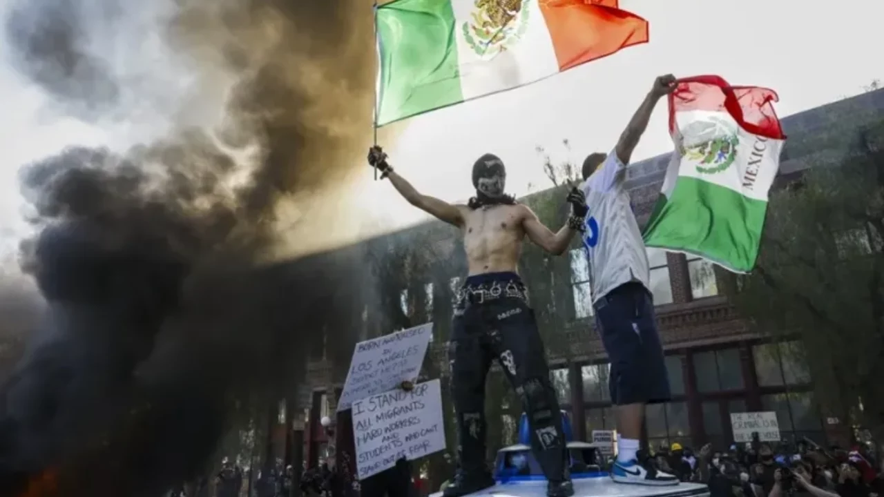 Policía de Los Ángeles ordena a manifestantes que protestan contra redadas que ‘regresen a casa’