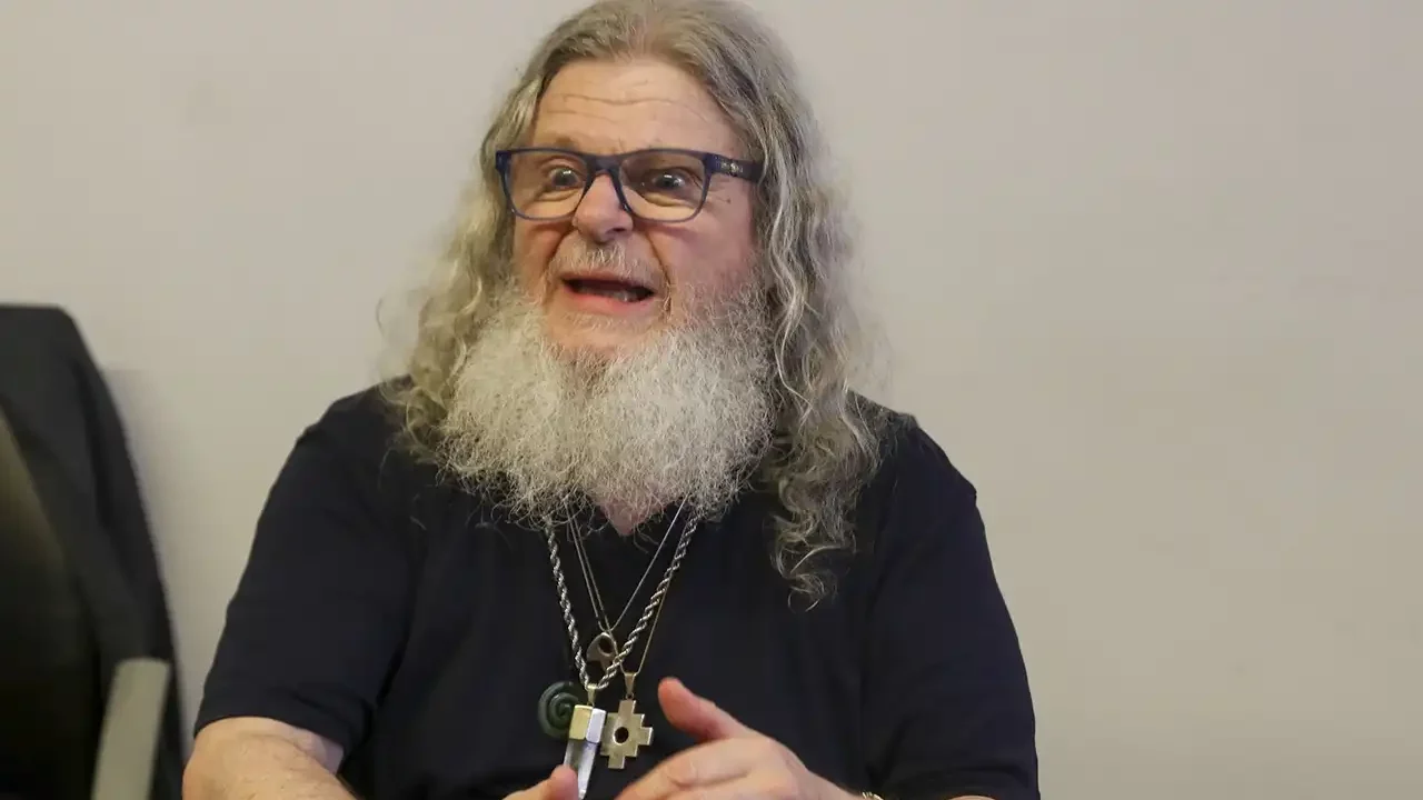 ‘Hay música que es como los platos de cartón: se usa y se tira’, señala el productor y músico argentino Gustavo Santaolalla