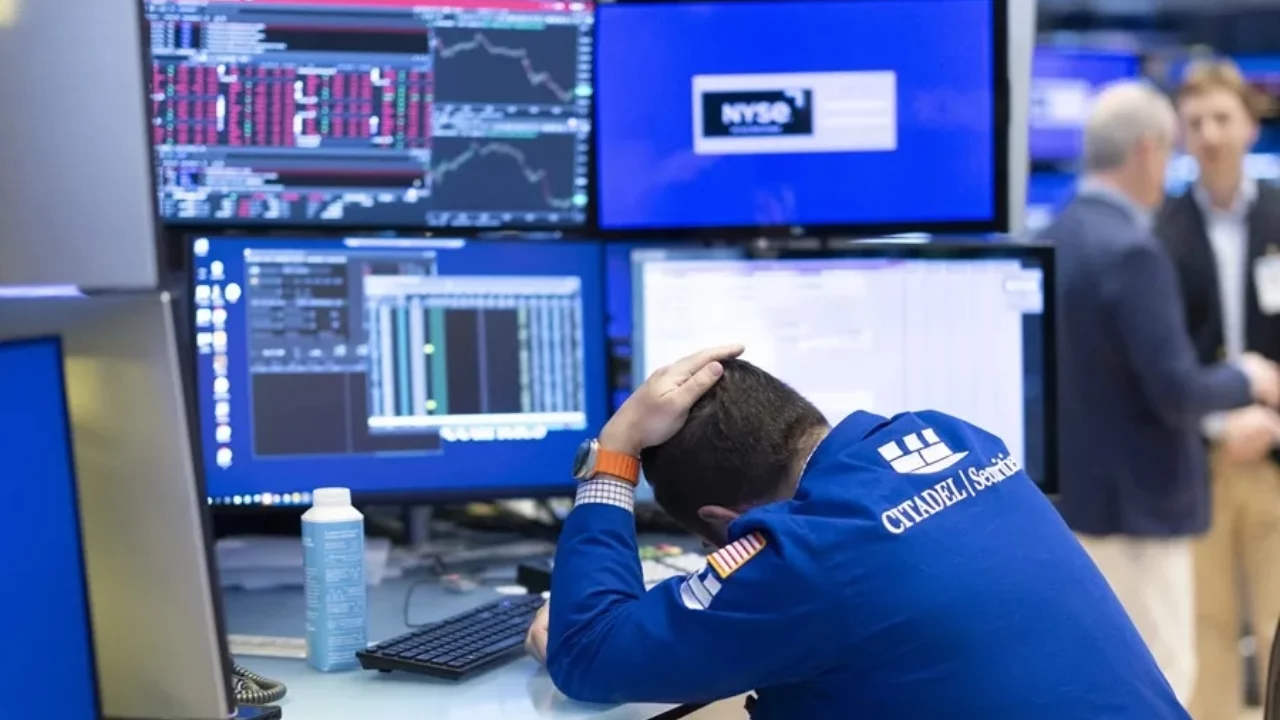 Wall Street cae por temores ligados a la IA e incertidumbre sobre aranceles