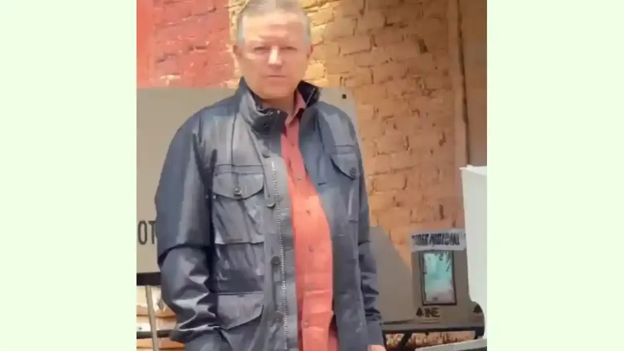 ‘Gracias por destruir la división de poderes’, reclama activista a Zaldívar