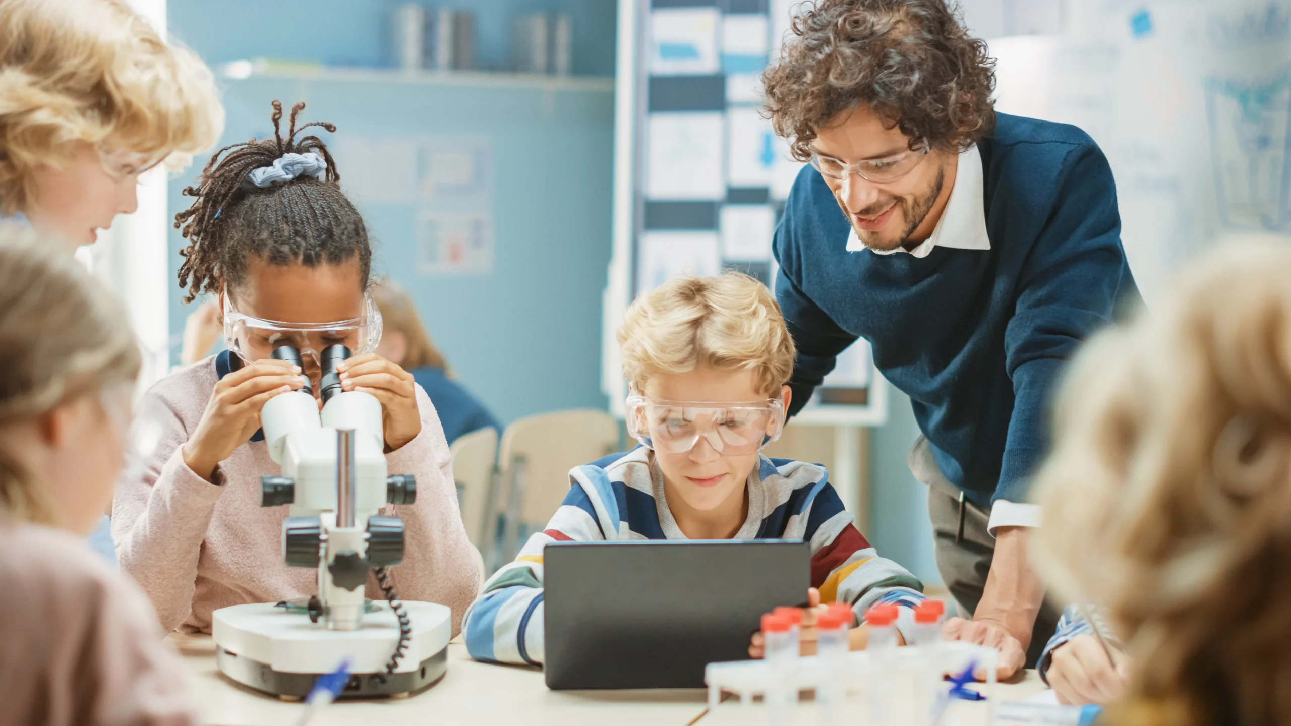 Eleve el nivel: un enfoque transformador para la sociedad, la educación digital e inteligente