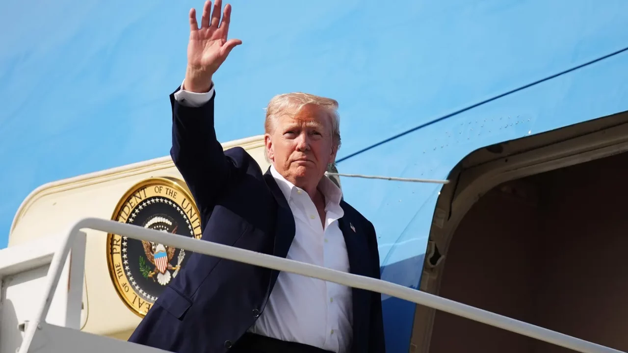 La Casa Blanca usa el sonido de TikTok de ‘Jet2 Holiday’ en un video de deportación; provoca la reprimenda de la cantante