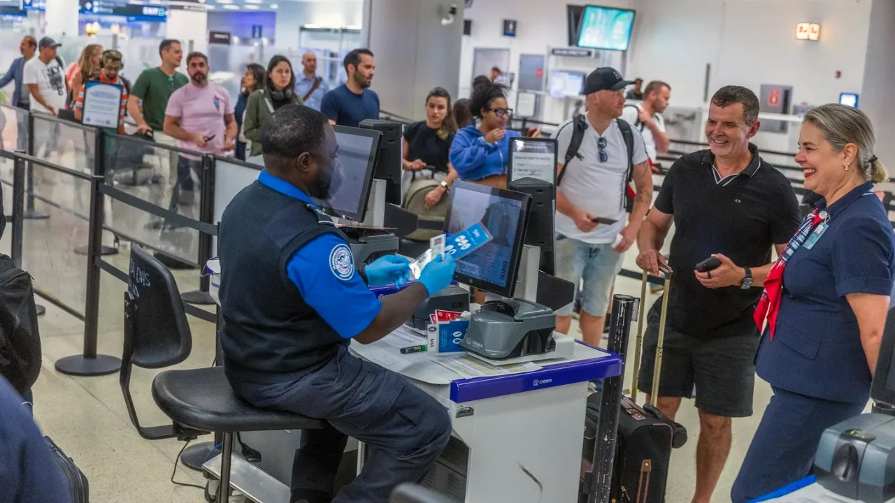 Desde ahora los viajeros pueden dejarse los zapatos puestos durante controles en aeropuertos de EU: TSA