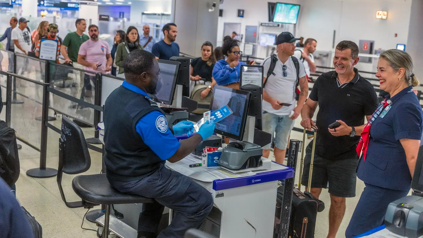 Desde ahora los viajeros pueden dejarse los zapatos puestos durante controles en aeropuertos de EU: TSA