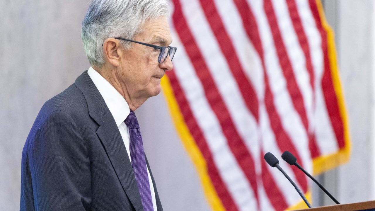 Trump insinúa que Powell de la Fed podría recortar las tasas de interés