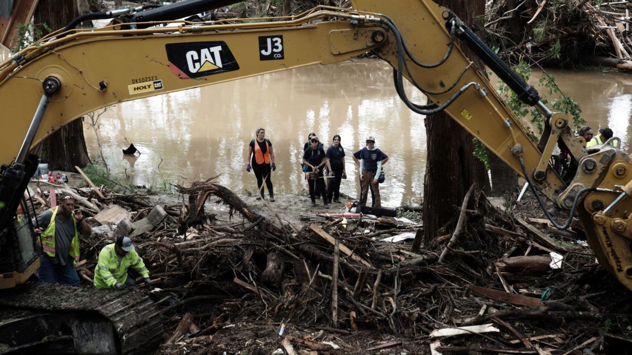 Se desvanecen las esperanzas de las víctimas desaparecidas de las inundaciones en Texas mientras el número de muertos ronda los 100