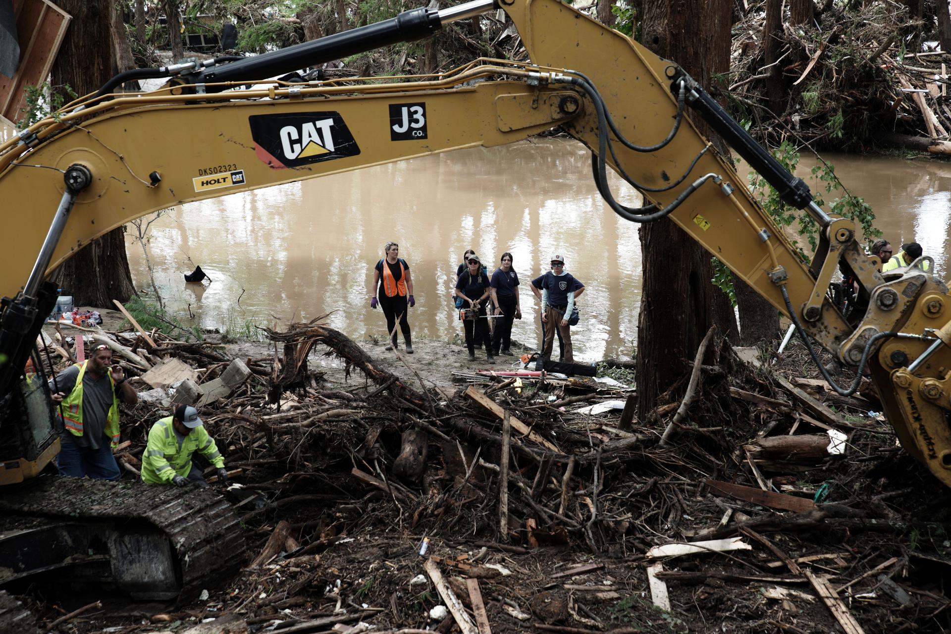 Se desvanecen las esperanzas de las víctimas desaparecidas de las inundaciones en Texas mientras el número de muertos ronda los 100