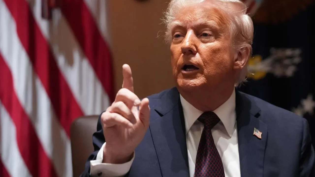 Trump exige a farmacéuticas reducir de inmediato precios de medicamentos