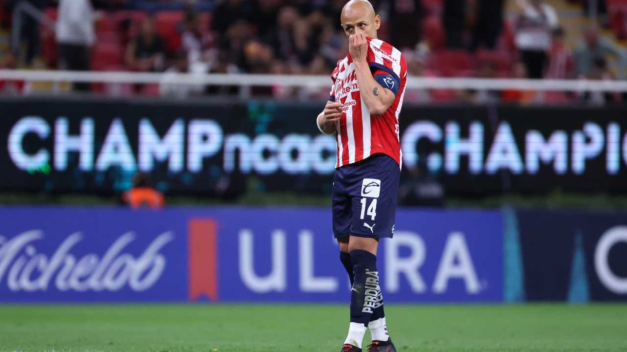 Multan a ‘Chicharito’ Hernández por promover estereotipos de género