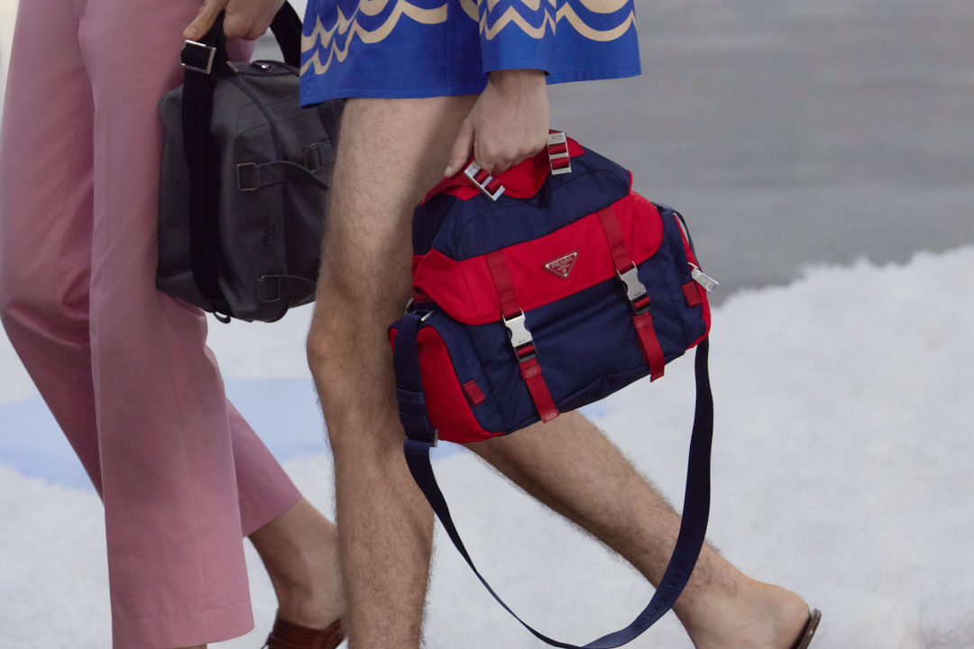Prada considera colaborar con artesanos indios de calzado tras escándalo de las sandalias
