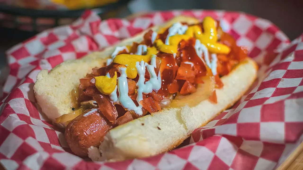 Rey del hot dog recupera su corona al comer 70 piezas en 10 minutos