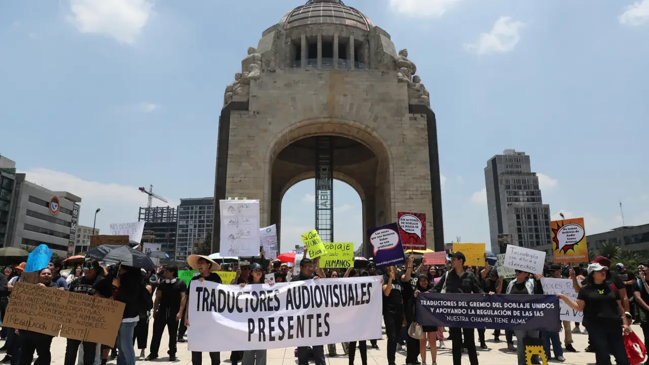 Artistas y actores de doblaje exigen proteger las voces humanas ante herramientas de clonación con IA