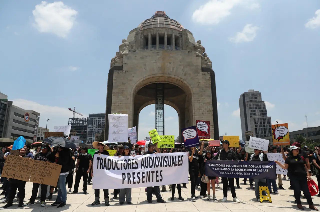 Artistas y actores de doblaje exigen proteger las voces humanas ante herramientas de clonación con IA
