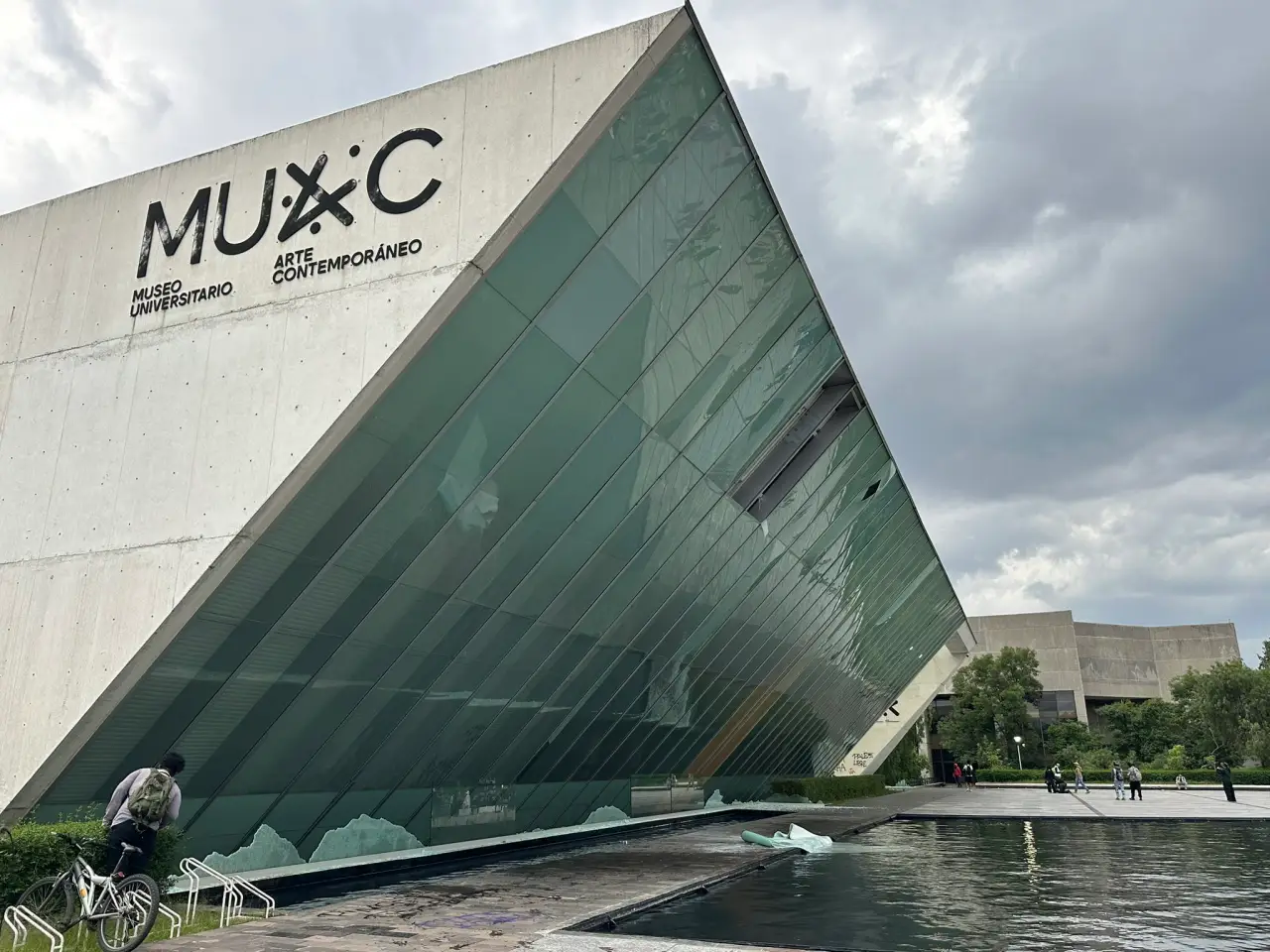 UNAM condena actos de destrucción y saqueo en el MUAC durante marcha anti gentrificación