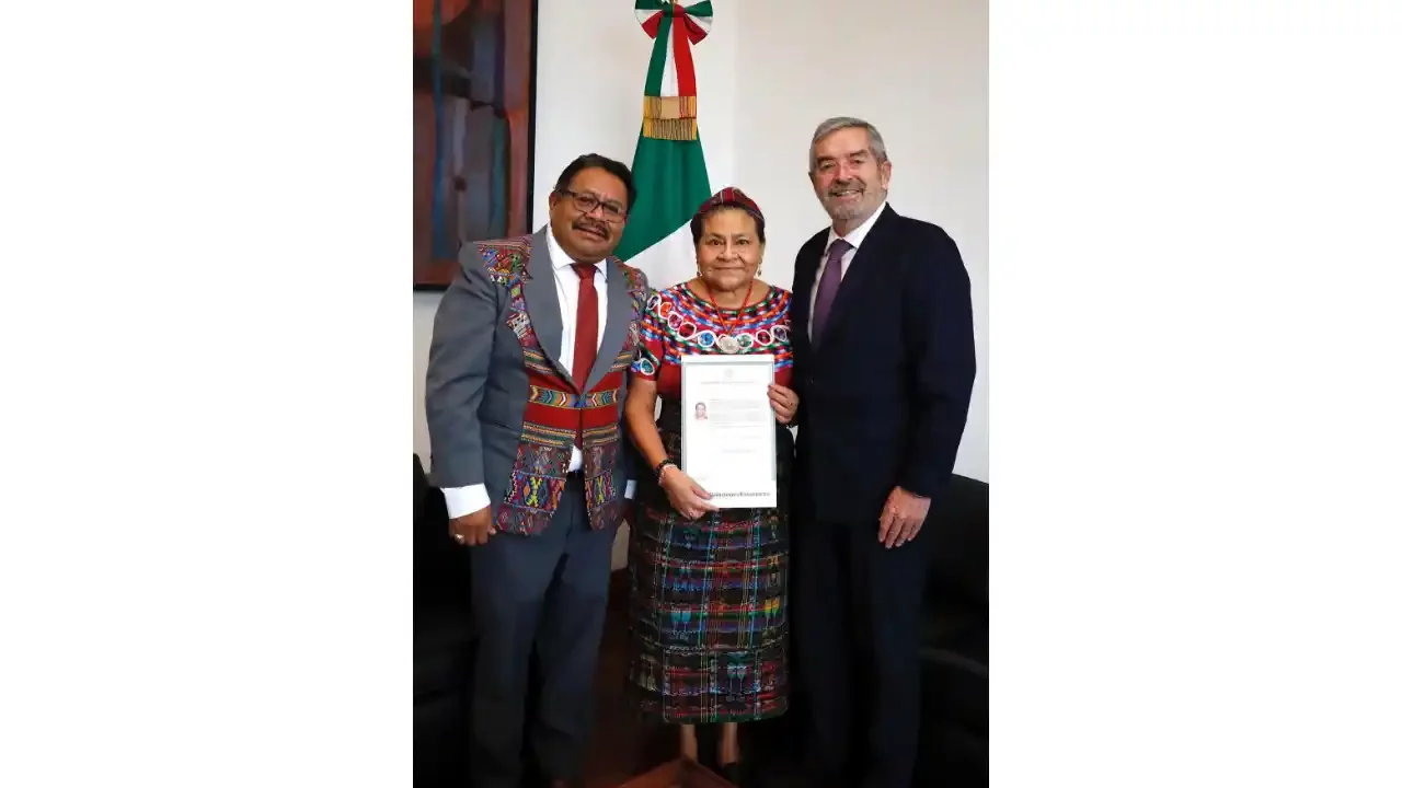 Rigoberta Menchú recibe carta de naturalización mexicana