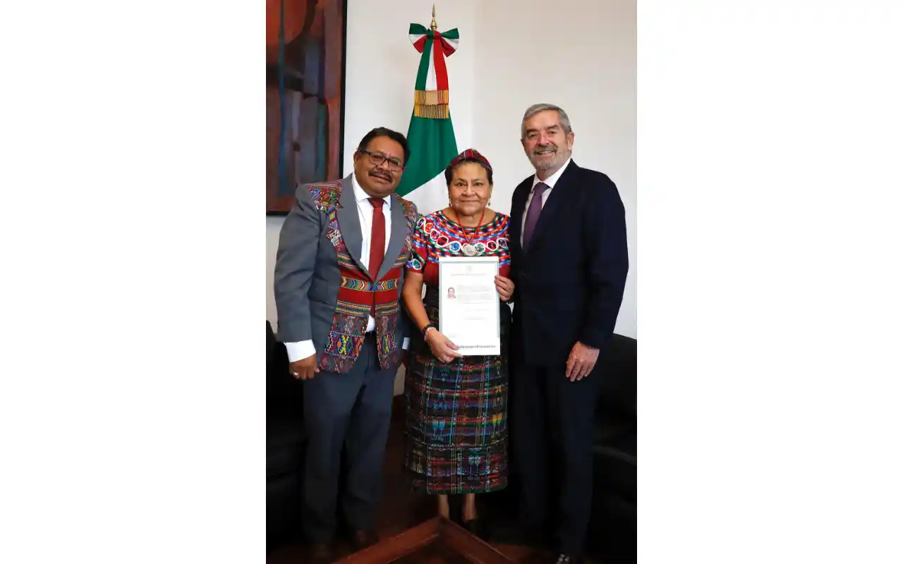 Rigoberta Menchú recibe carta de naturalización mexicana