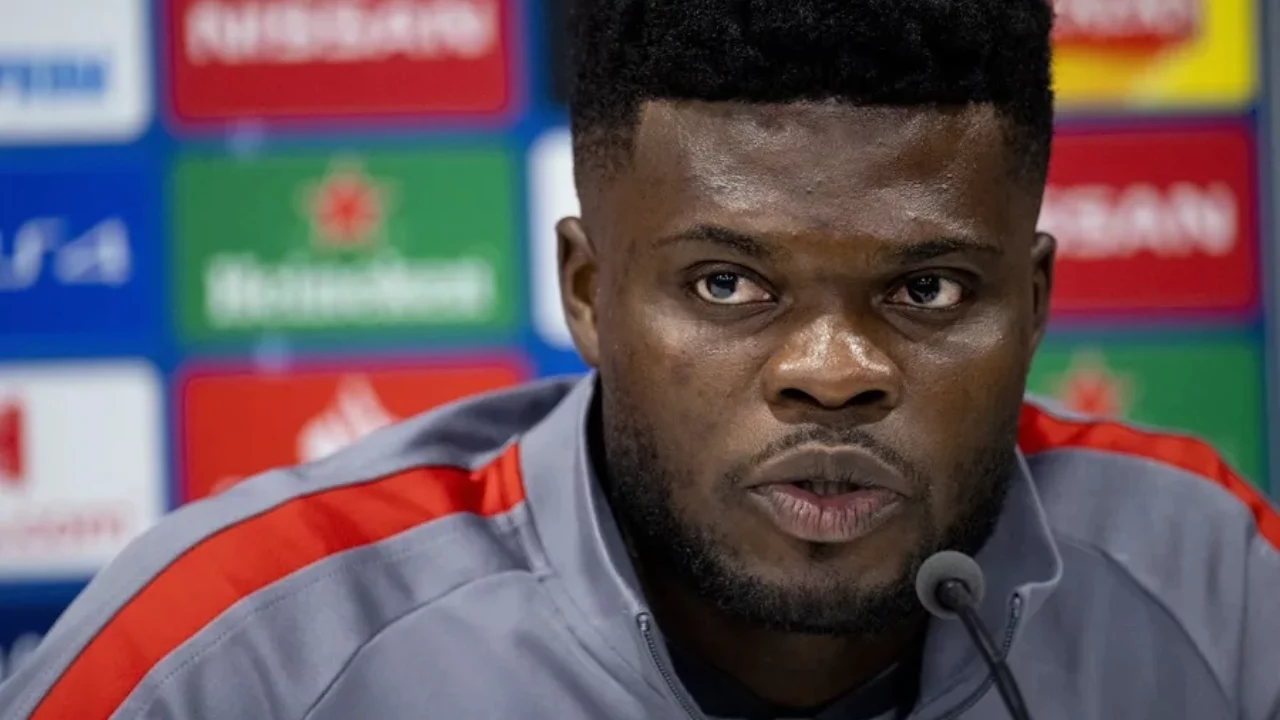 Thomas Partey, futbolista ghanés del Arsenal, es acusado de cinco cargos de violación