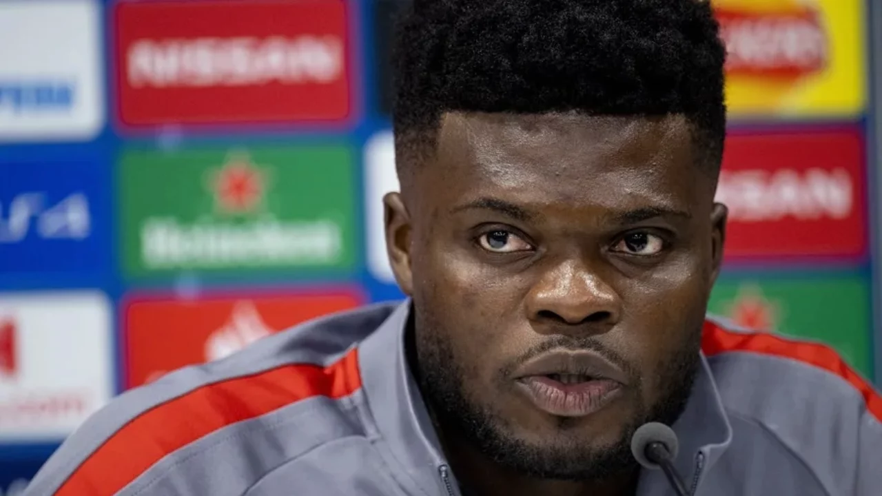 Thomas Partey, futbolista ghanés del Arsenal, es acusado de cinco cargos de violación