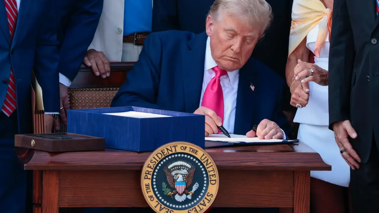 Trump firma plan fiscal que incluye impuesto del 1% a remesas