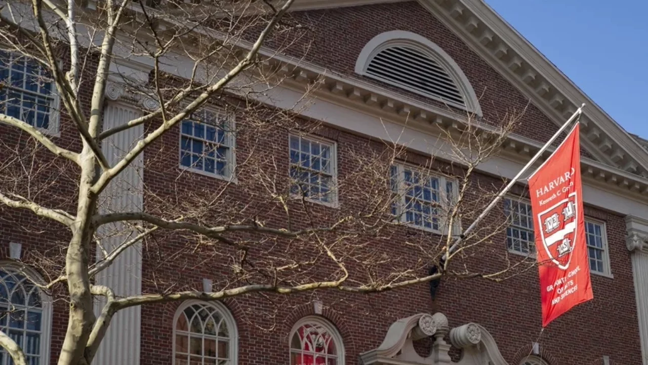 Jueza declara ilegal el bloqueo de fondos a Harvard por parte de Trump