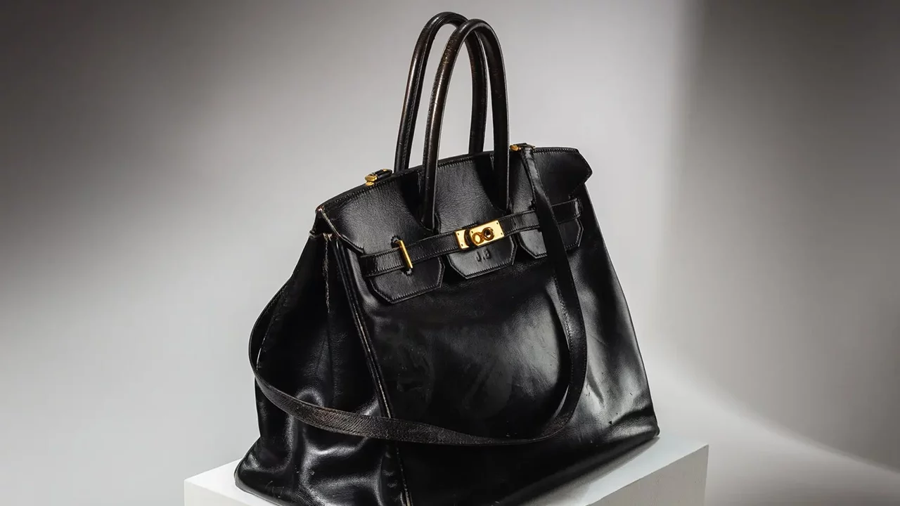 El bolso Birkin original de Hermès se subastó por un precio récord de 10.1 mdd